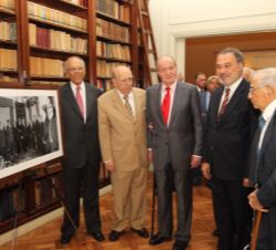 Don Juan Carlos con los ex presidente de Uruguay, Julio Mª Sanguinetti y Jorge Batlle, el embajador de España, Roberto Varela, y el escritor y polític