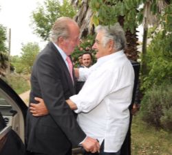 El expresidente uruguayo Jose Mujica recibe a Don Juan Carlos.