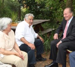 Don Juan Carlos conversa con el expresidente uruguayo y su esposa, Lucía Topolansky.