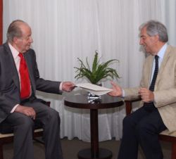 Don Juan Carlos y el presidente electo de Uruguay, Tabaré Vázquez, durante el encuentro que mantuvieron