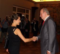 Don Juan Carlos es saludado por una de las asistentes a la recepción a colectividad española en Uruguay