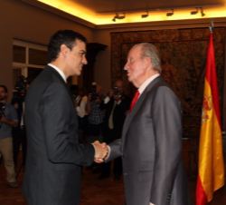 Don Juan Carlos recibe el saludo del secretario general del PSOE, Pedro Sánchez, durante la recepción a la colectividad española en Uruguay