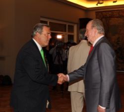 Don Juan Carlos es saludado por uno de los representantes de la colectividad española en Uruguay durante la recepción que tuvo lugar en la residencia 