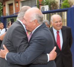 Saludo entre Don Juan Carlos y el expresidente chileno Ricardo Lagos, en presencia de Enrique Iglesias, a la llegada a la Fundación Astur.