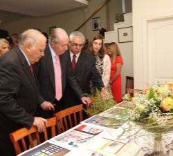 Don Juan Carlos atiende a las explicaciones sobre la Fundación Astur, en presencia de Enrique Iglesias.