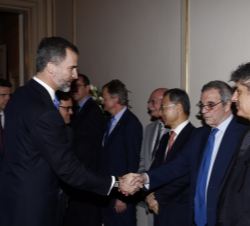 Don Felipe recibe el saludo del presidente de Telefónica, César Alierta.