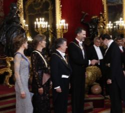 Saludo del presidente del Gobierno, Mariano Rajoy, a los Reyes, el Presidente Santos y su esposa.