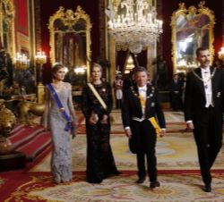 Los Reyes y el Presidente de Colombia y su esposa abandonan el Salón del Trono tras recibir el saludo de los invitados.
