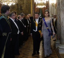 Doña Letizia y el Presidente Santos, a su entrada en el Comedor de Gala.