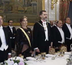 El Rey y la Señora Rodríguez de Santos, durante la interpretación del Himno Nacional de Colombia.