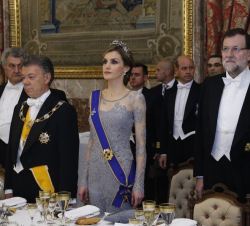 El Presidente Santos, Doña Letizia y el presidente del Gobierno español, durante la interpretación del Himno Nacional de Colombia.