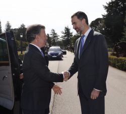 Don Felipe saluda al Presidente de Colombia a su llegada.