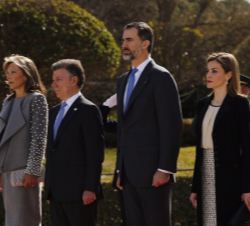 Los Reyes y el Presidente de Colombia y su esposa, durante la interpretación de los Himnos Nacionales.