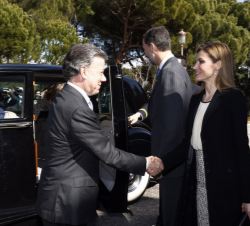 El Presidente de Colombia saluda a Doña Letizia, en presencia de Don Felipe y la Sra. Rodríguez de Santos. 