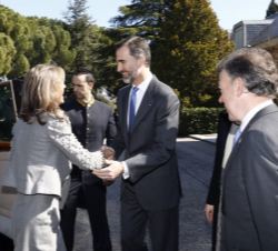 El Rey saluda a María Clemencia Rodríguez de Santos, en presencia de la Reina y el Presidente de Colombia.