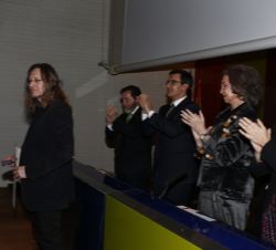 La Reina Doña Sofía aplaude al pintor Juan José Vicente Ramírez, tras entregarle el premio.