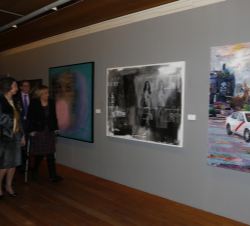 Doña Sofía, durante su recorrido por la exposición de las obras participantes en el certamen.