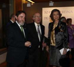 Doña Sofía, con el el presidente de la Asociación Española de Pintores y Escultores, José Gabriel Astudillo, y el escultor Julio López.