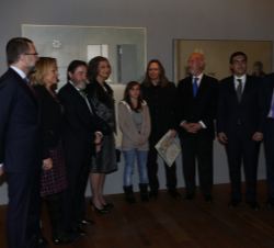 Doña Sofía, con el galardonado, el pintor Juan José Vicente, su hija, y las personalidades asistentes, delante de la obra ganadora.