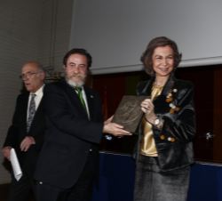 La Reina Doña Sofía recibe la medalla conmemorativa del 50 aniversario del premio.