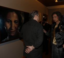 Doña Sofía, junto a un retrato suyo, conversa con el autor.