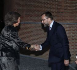 El embajador de los EE.UU. en España y el presidente de la Asamblea de Madrid reciben a Doña Sofía a su llegada.