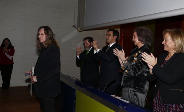 La Reina Doña Sofía aplaude al pintor Juan José Vicente Ramírez, tras entregarle el premio.