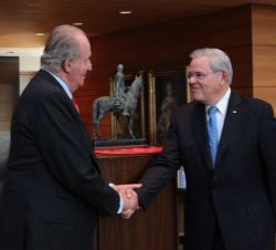 Su Majestad el Rey Don Juan Carlos felicita al galardonado, Bob Menéndez.