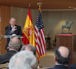 El senador de los Estados Unidos de América Robert "Bob" Menéndez, durante sus palabras de agradecimiento.