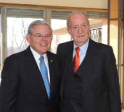 Su Majestad el Rey Don Juan Carlos con el senador Bob Menéndez.