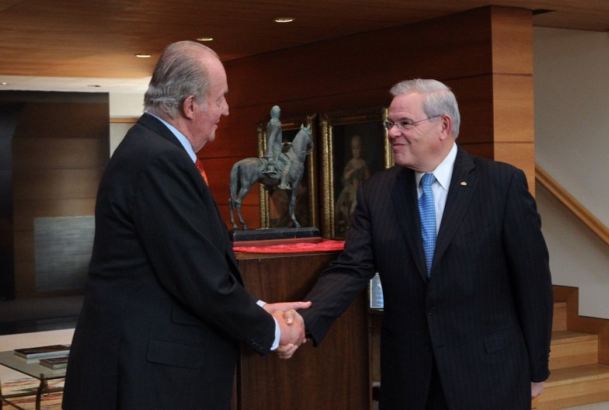 Su Majestad el Rey Don Juan Carlos felicita al galardonado, Bob Menéndez.