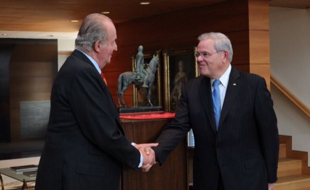 Su Majestad el Rey Don Juan Carlos felicita al galardonado, Bob Menéndez.