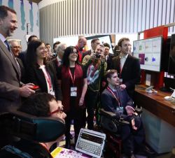Don Felipe prueba uno de los juegos para personas con discapacidad que se presentaban en el expositor de Vodafone. 
