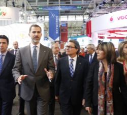 El Rey, con el presidente de la Generalitat de Cataluña, el ministro de Industria, Energía y Turismo, la alcaldesa de Hospitalet de Llobregat y la del