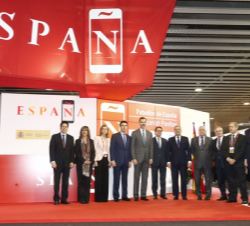 Su Majestad el Rey y las autoridades asistentes a la inauguración de la feria, en el pabellón de España.