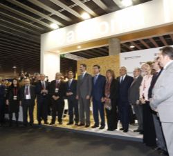 Su Majestad el Rey y las autoridades asistentes a la inauguración de la feria, en el expositor de la Generalitat de Cataluña.