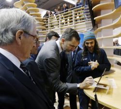 El Rey, en uno de los expositores de la feria.