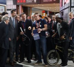 Don Felipe y las autoridades que le acompañaban atienden a las explicaciones sobre una de las innovaciones que se presentan en la feria.