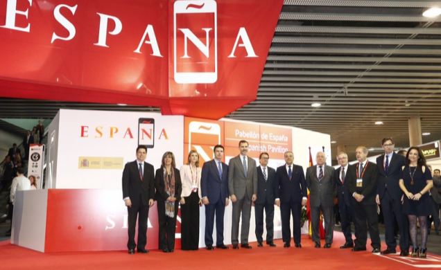Su Majestad el Rey y las autoridades asistentes a la inauguración de la feria, en el pabellón de España.