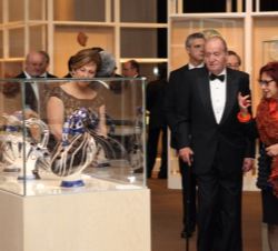 Su Majestad el Rey recorre la exposición de la obra en cerámica de Picasso