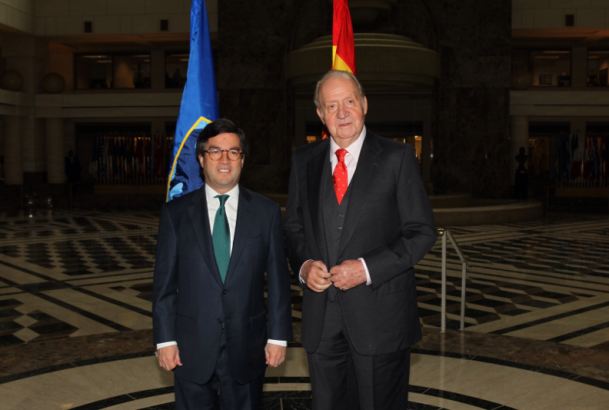 Don Juan Carlos junto al presidente del Banco Interamericano del Desarrollo (BID), Luis Alberto Moreno 