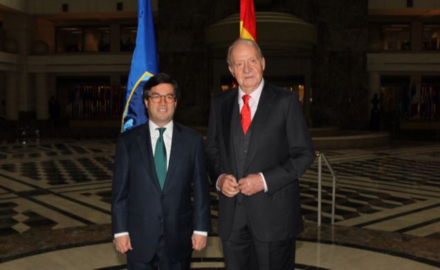 Don Juan Carlos junto al presidente del Banco Interamericano del Desarrollo (BID), Luis Alberto Moreno 