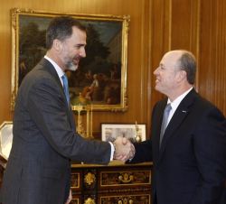 Su Majestad el Rey recibe el saludo del director de Operaciones de Microsoft Corporation, Kevin Turner.