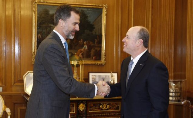 Su Majestad el Rey recibe el saludo del director de Operaciones de Microsoft Corporation, Kevin Turner.