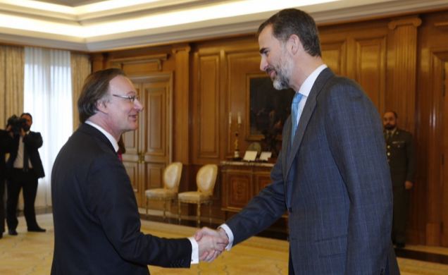 Su Majestad el Rey recibe el saludo del presidente y consejero delegado mundial de Accenture, Pierre Nanterme.