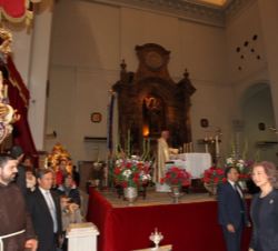 Su Majestad la Reina Doña Sofía permanece de pie durante unos momentos ante la imágen del Santo Cristo de Medinaceli antes de besar su pie