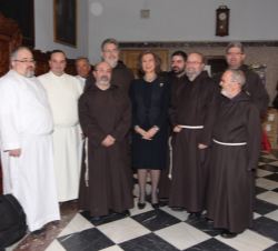 Fotografía de grupo de Doña Sofía en la sacristía de la iglesia, con la Comunidad de Padres Capuchinos