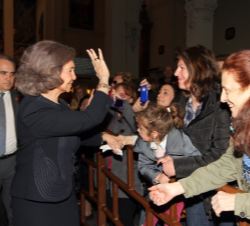 Doña Sofía es saludada por los feligreses que se congregaban en la iglesia