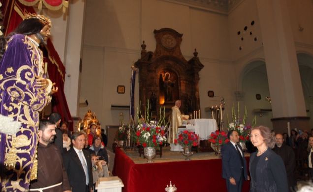 Su Majestad la Reina Doña Sofía permanece de pie durante unos momentos ante la imágen del Santo Cristo de Medinaceli antes de besar su pie