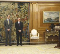 Don Felipe, acompañado por la vicepresidenta del Gobierno y ministra de la Presidencia, Soraya Sáenz de Santamaría, y por el presidente del Centro de 